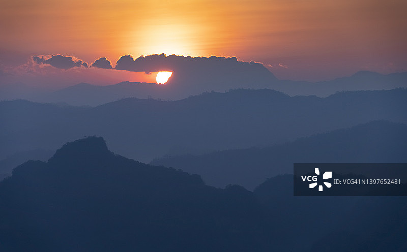 山脉和山峦背景的日出图片素材