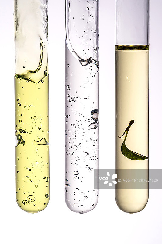 含有绿色凝胶、透明化妆品凝胶和油的三个试管图片素材