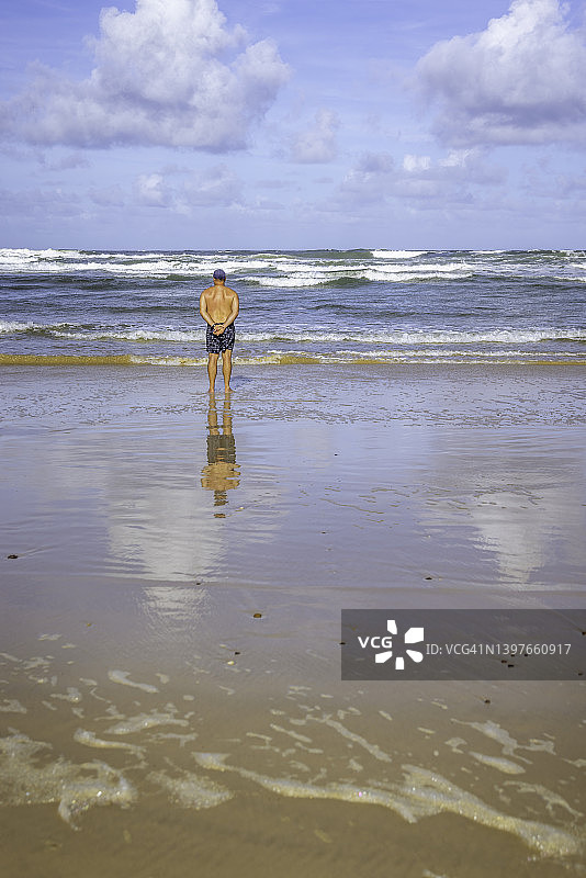 在海滩上面朝大海的男人图片素材