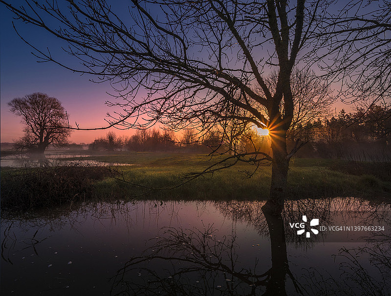 英格兰多塞特郡Canford的斯陶尔河洪水图片素材