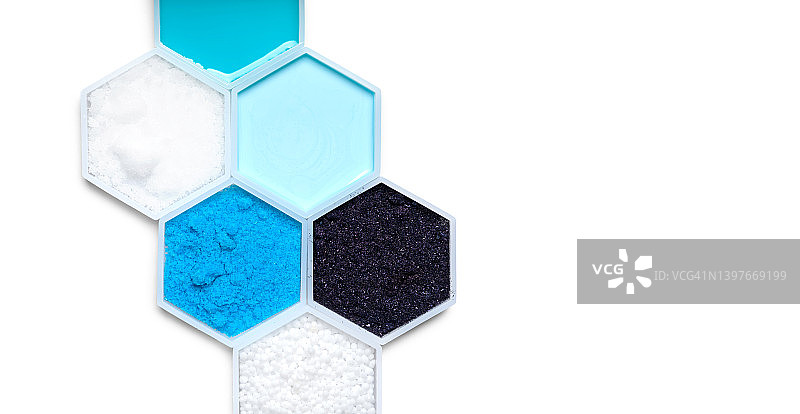六边形分子容器中的化学成分：洗发液、氢氧化钠颗粒、护发素、硫酸铜、高锰酸钾和尿素图片素材