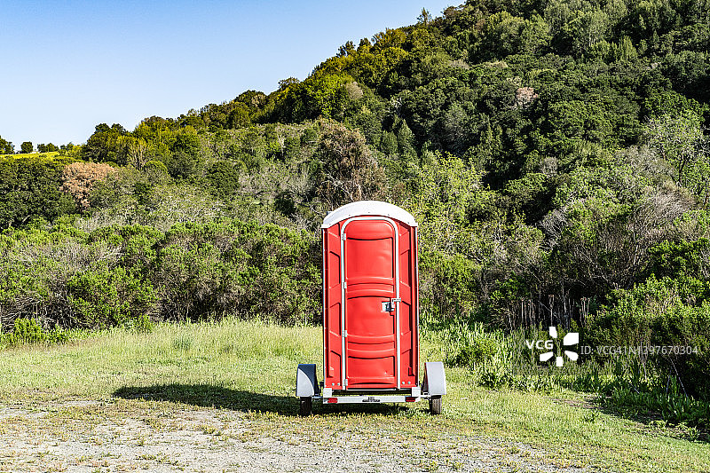 森林里的移动厕所图片素材