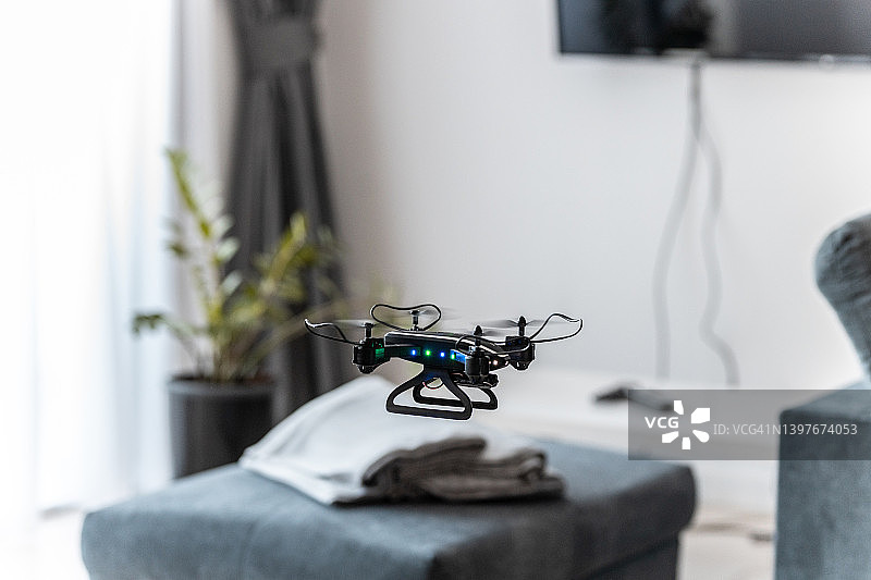 飞行模式下的无人机图片素材