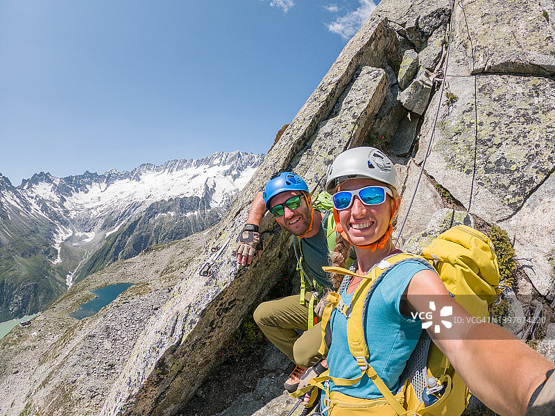 情侣在攀岩时自拍，夏季户外运动图片素材