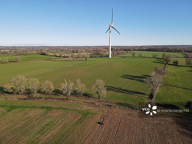 乡村景观中的风力涡轮机，法国塞夫勒图片素材