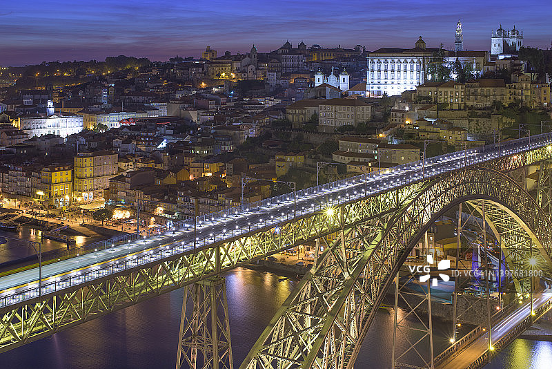 葡萄牙波尔图路易斯一世大桥夜景鸟瞰图图片素材