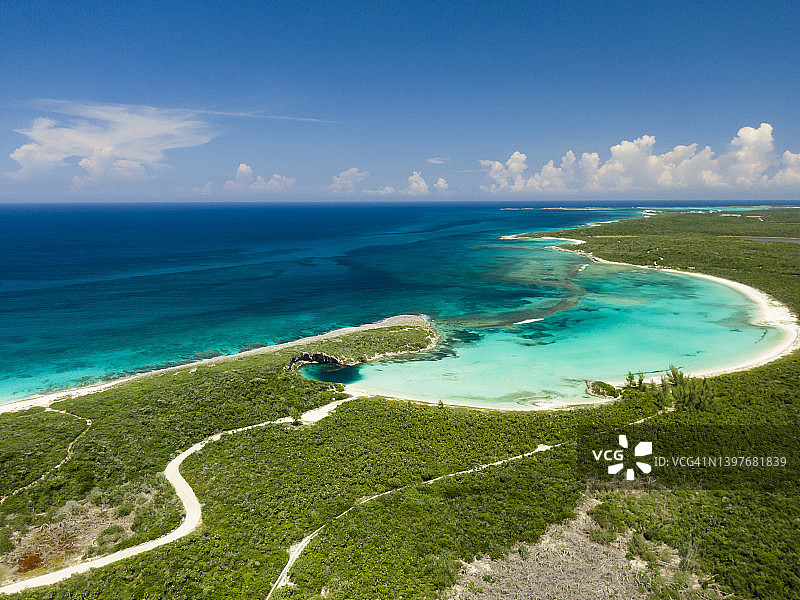 巴哈马长岛迪恩蓝洞和海滩景观鸟瞰图图片素材