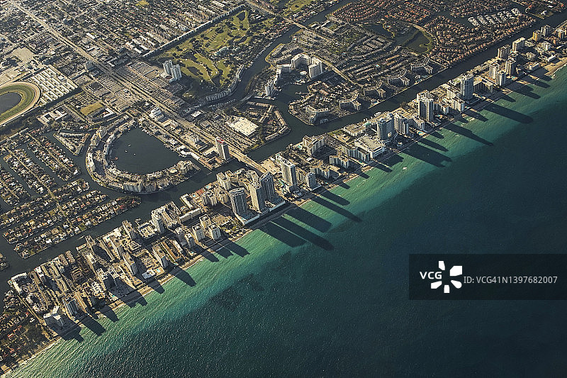 美国佛罗里达好莱坞海滩的摩天大楼阴影鸟瞰图图片素材