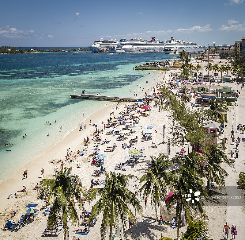巴哈马拿骚，航拍荣卡努海滩游客和远处游轮图片素材