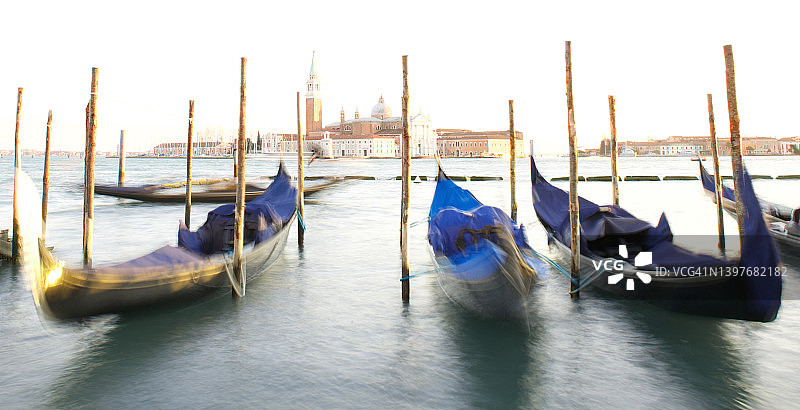 威尼斯圣乔治马焦雷教堂，前景停泊着贡多拉，意大利威尼托图片素材