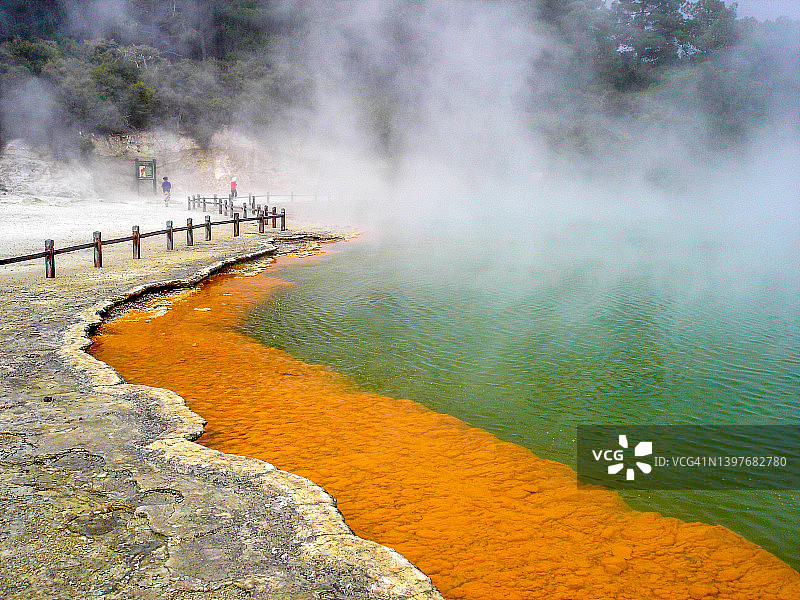 新西兰北岛怀奥塔普香槟池的蒸汽景观图片素材