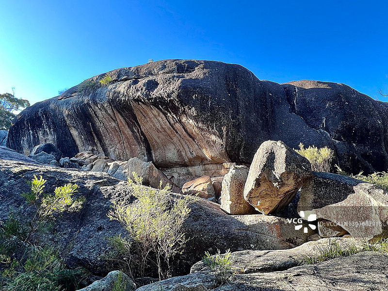 澳大利亚昆士兰州吉拉温国家公园地下溪流的波浪岩图片素材