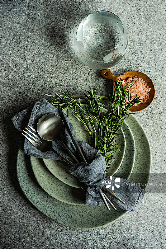 乡村风餐具粉盐水俯视图图片素材