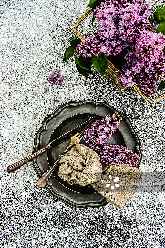 含丁香花的春季餐桌摆设的俯视图图片素材