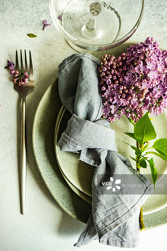 含丁香花的春季餐桌摆设的俯视图图片素材