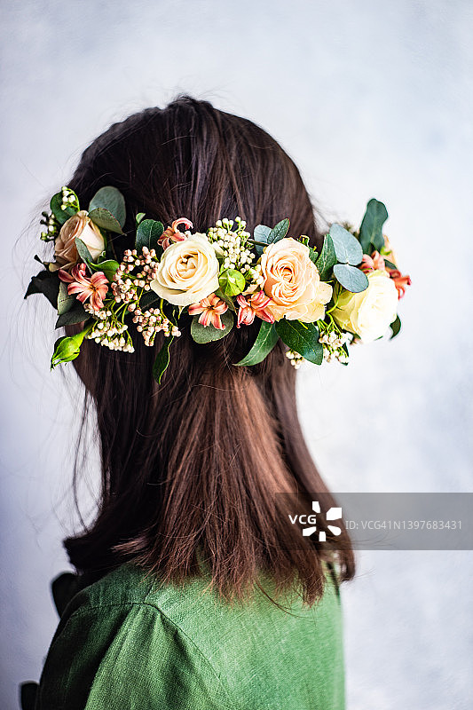 佩戴玫瑰和桉树花环的女人特写图片素材