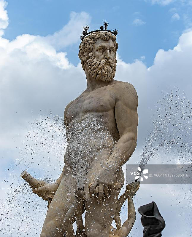 意大利佛罗伦萨，西尼奥列广场，海王星喷泉，海王星雕像特写图片素材