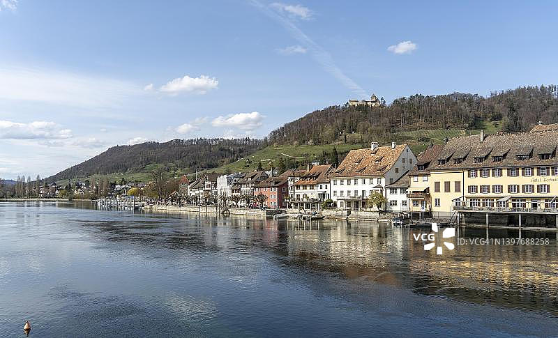 瑞士沙夫豪森施泰因莱茵河畔，山顶上的半木结构房屋和霍亨克林根城堡的如画景色图片素材