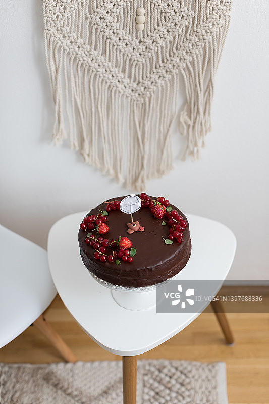 桌上的浆果巧克力蛋糕图片素材