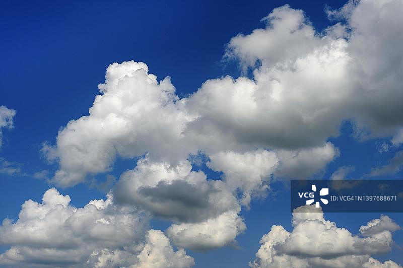 德国巴伐利亚阿尔高肯普顿附近的积云图片素材