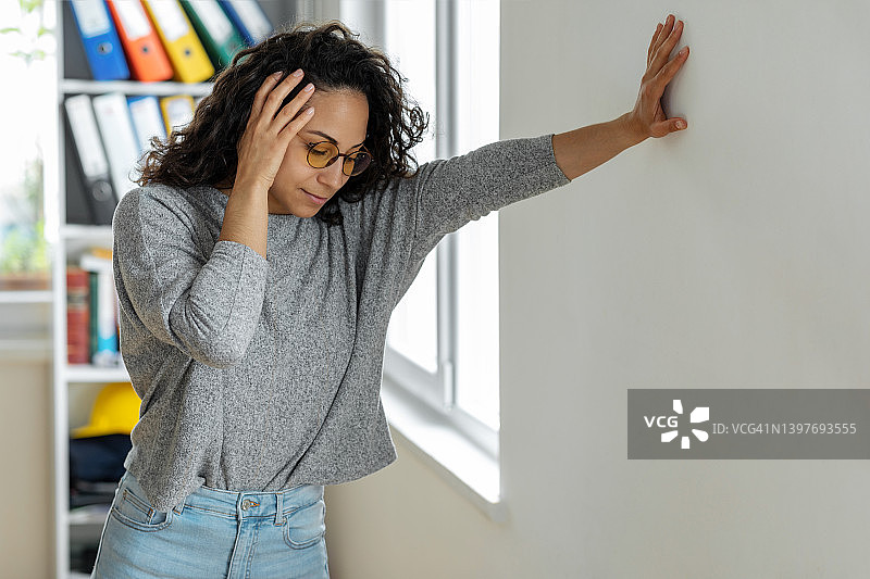 女子头晕，站立困难图片素材