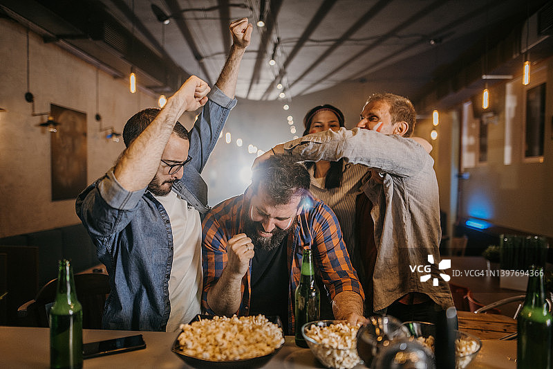 酒吧里的体育迷图片素材