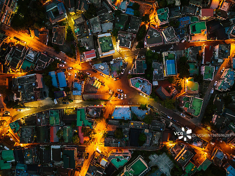 夜晚拥挤住宅区的鸟瞰图图片素材