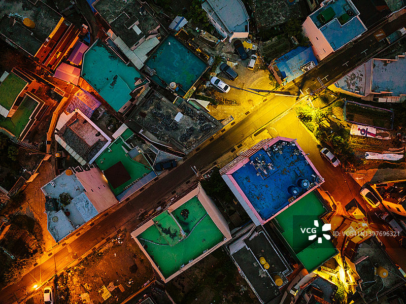 夜晚拥挤住宅区的鸟瞰图图片素材