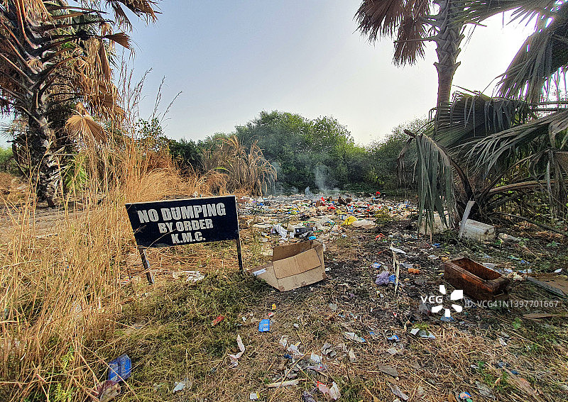 在自然环境中非法倾倒垃圾图片素材