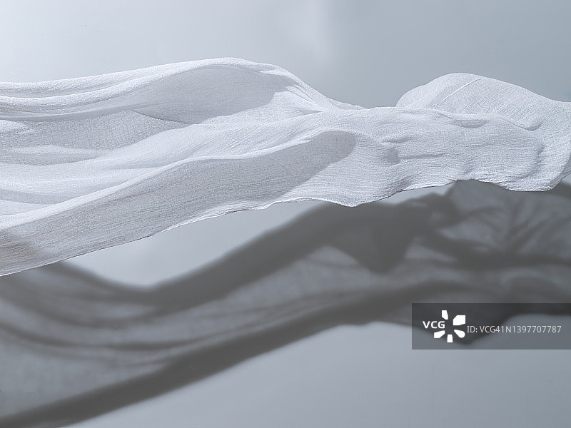 灰色背景上的漂浮细棉布图片素材