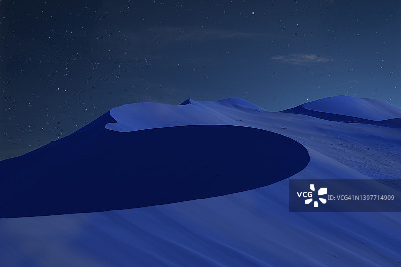 夜晚沙漠中的沙丘图片素材