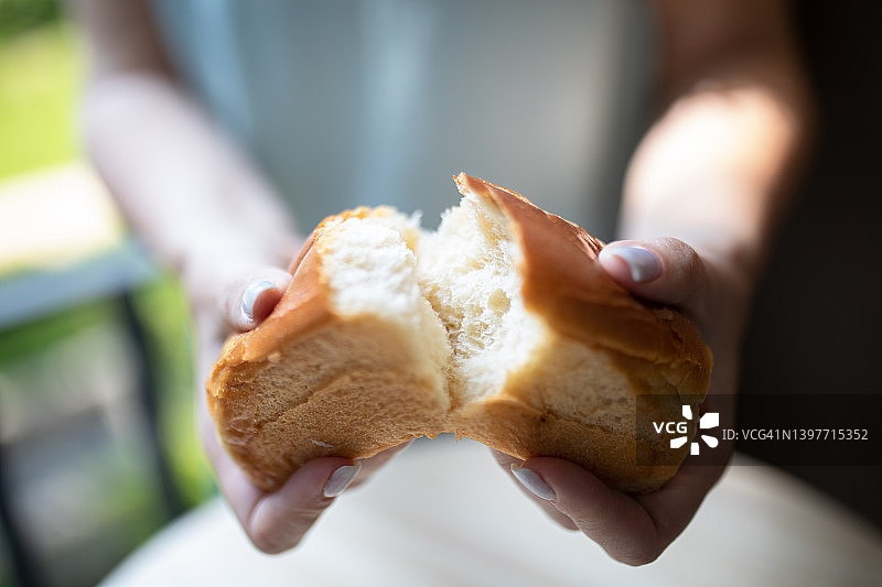 女性掰面包图片素材