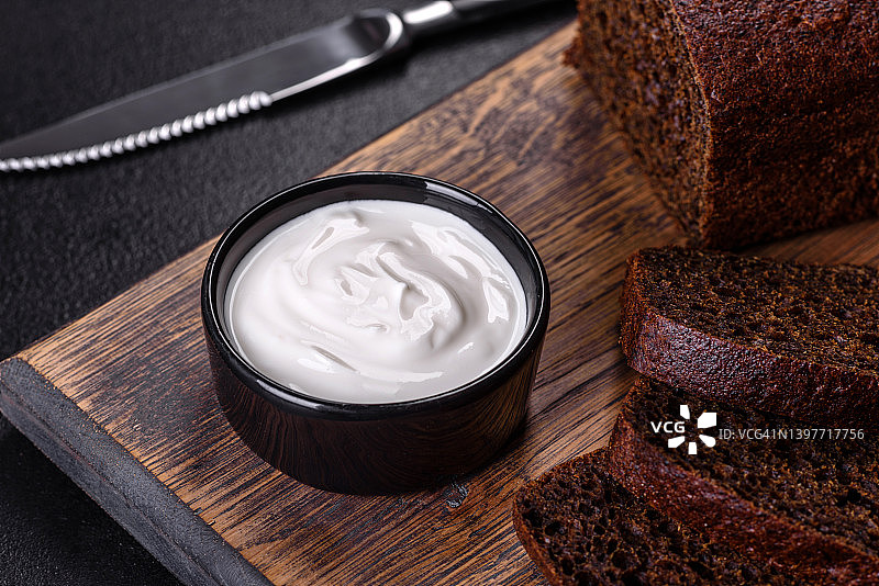 切片黑麦面包与砧板，含谷物籽的黑麦面包图片素材