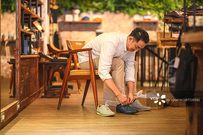 中国男性顾客在零售店购买舒适的皮鞋图片素材