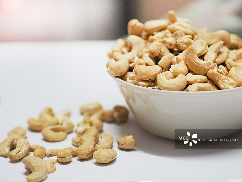 腰果，白色碗中的干豆图片素材