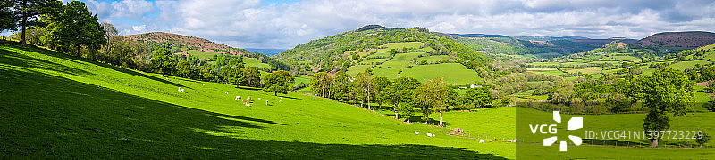 绿色群山环绕的农业牲畜牧场图片素材