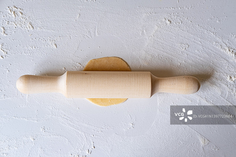 用擀面杖在家制作肉馅饺子图片素材