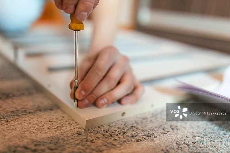 男人手持螺丝刀图片素材