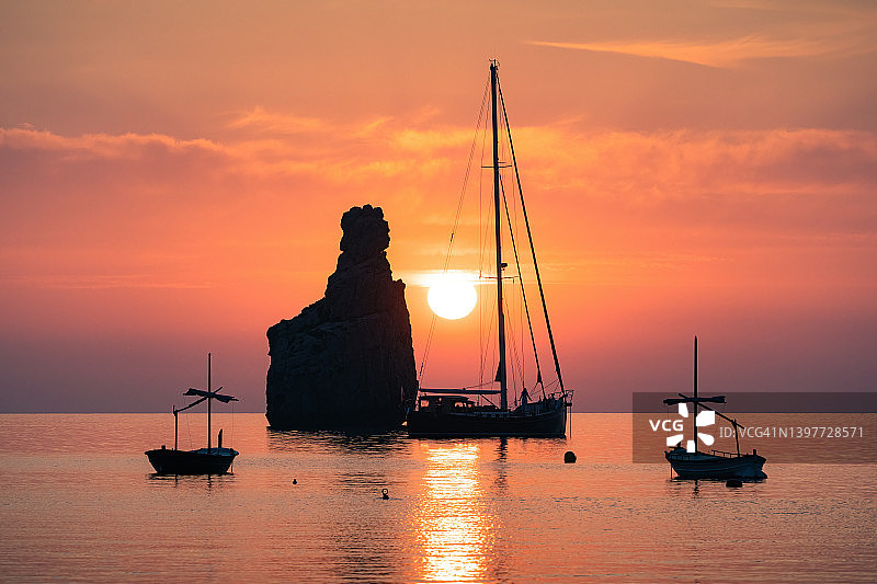 伊维萨Cala Benirras海湾船只剪影日落，风景摄影图片素材
