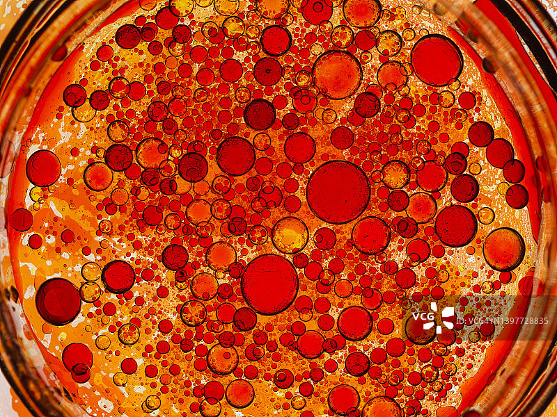 液体中的橙红色油滴图片素材