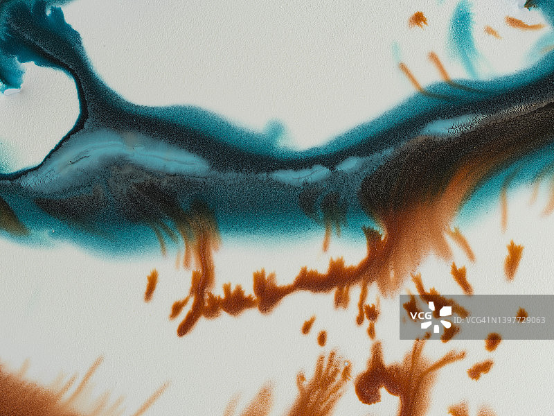 白色背景上混合的蓝色棕色油图片素材