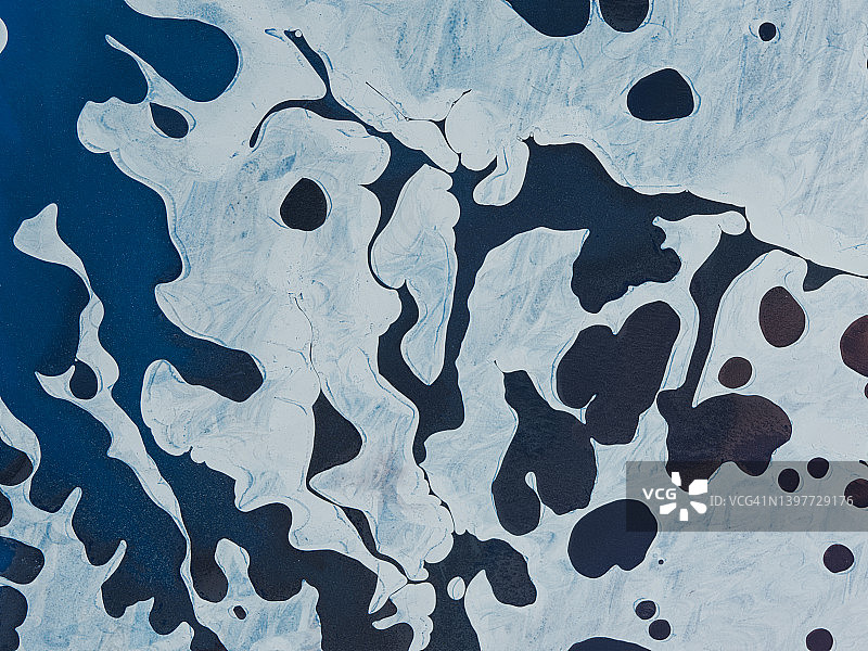 蓝色背景上的白色油渍图案图片素材