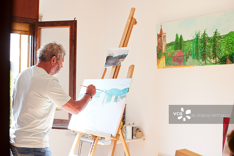 一位退休老人在家绘画图片素材