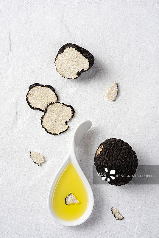 黑松露油配黑松露片图片素材