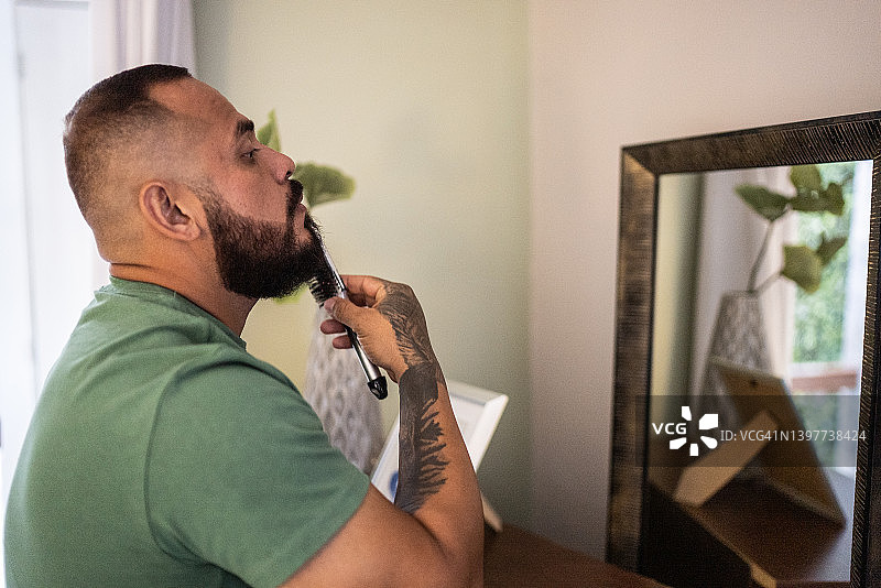 中年男人在家刷胡子图片素材