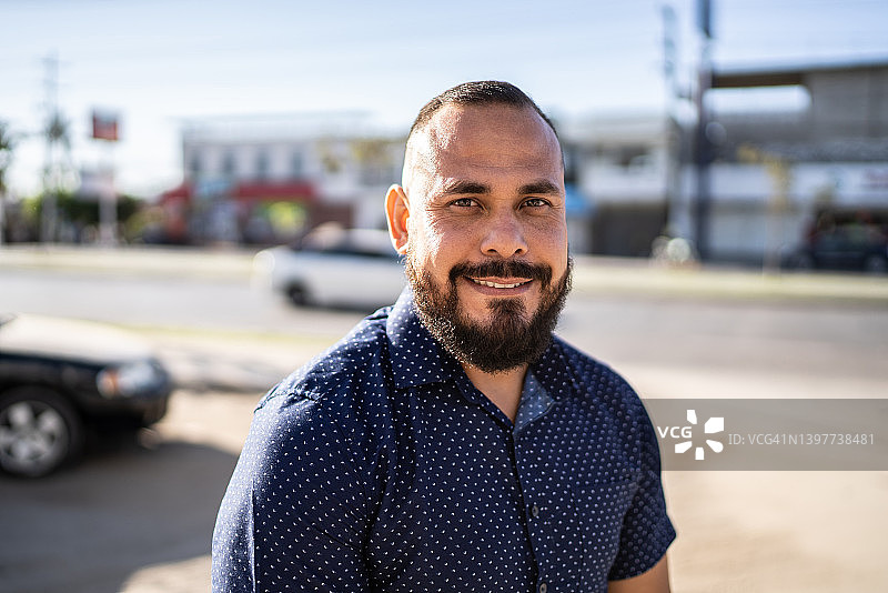 户外的中年男人肖像图片素材