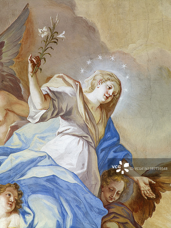 描绘圣母玛利亚与百合花的天花板壁画图片素材