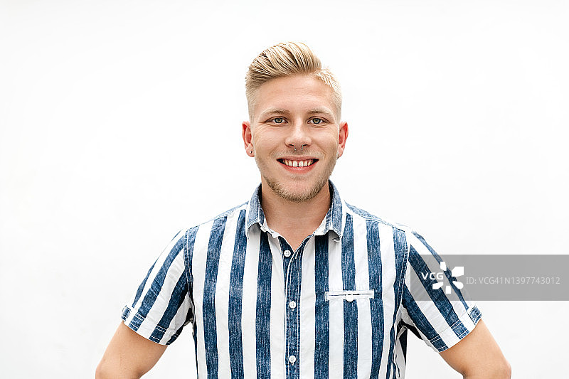 微笑的金发条纹衬衫男人图片素材