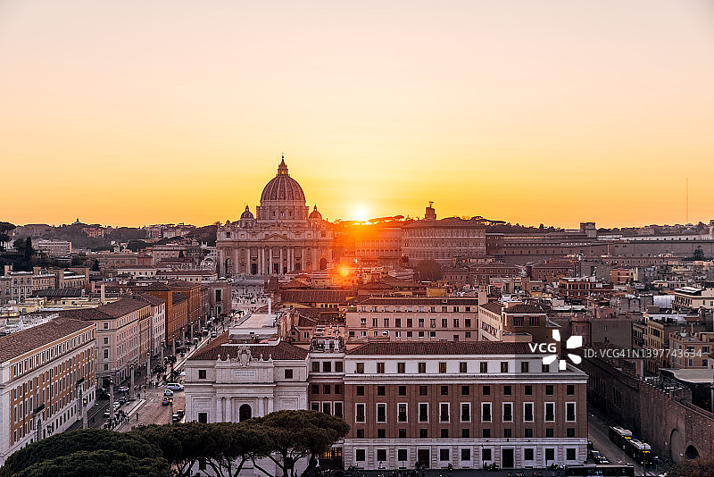 日落时分的罗马天际线与圣彼得大教堂，意大利图片素材