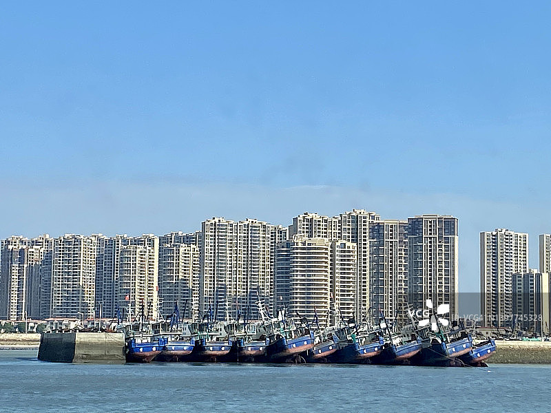 城镇港口的渔船图片素材